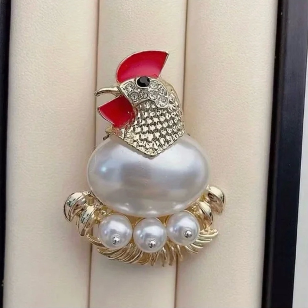 Chicken & Egg Laying Hen on Nest Brooch Modern New - Picture 6 of 6